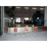 新型不锈钢挡水板上部贴有反光条，夜间容易辨别