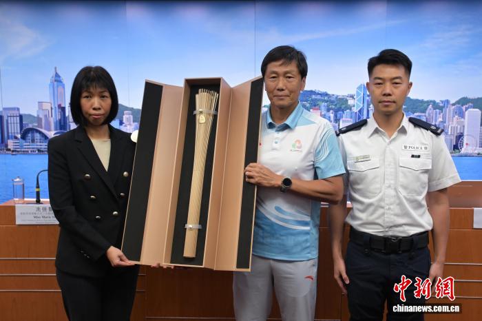 10月27日，全国运动会香港赛区统筹办公室主任杨德强联同香港警务处和香港特区政府运输署代表在香港举行联合记者会，简介第十五届全国运动会火炬传递香港站的路线和相关交通运输安排。图为杨德强(中)与嘉宾手持第十五届全国运动会火炬出席记者会。