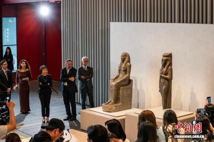 10月28日,香港故宫文化博物馆举行“古埃及文明大展——埃及博物馆珍藏”展文物开箱布展仪式。图为“阿蒙神妻舍普恩威瑞特二世像”(右)和“伊奥尼特女神坐像”亮相 10月28日,香港故宫文化博物馆举行“古埃及文明大展——埃及博物馆珍藏”展文物开箱布展仪式。图为“阿蒙神妻舍普恩威瑞特二世像”(右)和“伊奥尼特女神坐像”亮相