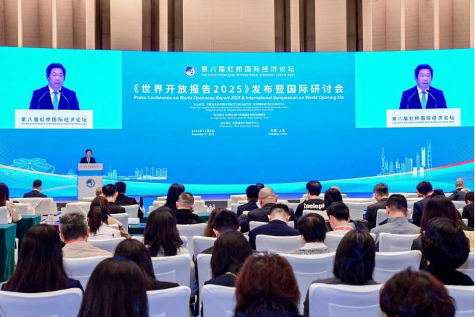 2025年11月5日下午,《世界开放报告2025》发布暨国际研讨会在国家会展中心(上海)成功举办 本次研讨会由中国社会科学院世界经济与政治研究所、虹桥国际经济论坛研究中心联合主办,中国社会科学院国家全球战略智库协办,中国服务外包研究中心承办。活动设置“嘉宾致辞”“《报告》发布”“企业看开放”“专家论开放”四个环节,形成多层次、多维度的深入交流。 2025年11月5日下午,《世界开放报告2025》发布暨国际研讨会在国家会展中心(上海)成功举办 本次研讨会由中国社会科学院世界经济与政治研究所、虹桥国际经济论坛研究中心联合主办,中国社会科学院国家全球战略智库协办,中国服务外包研究中心承办。活动设置“嘉宾致辞”“《报告》发布”“企业看开放”“专家论开放”四个环节,形成多层次、多维度的深入交流。