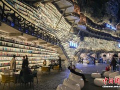 探秘“地心入口” 游客“打卡”广西罗城网红悬崖书店